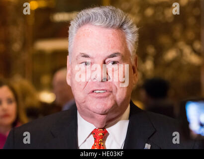 New York, USA. 15. Dezember 2016. US-amerikanischer Jurist Peter King (Republican von New York) spricht zu Mitgliedern der Presse in der Lobby des Trump Tower in New York, NY, USA 15. Dezember 2016. Bildnachweis: MediaPunch Inc/Alamy Live-Nachrichten Stockfoto