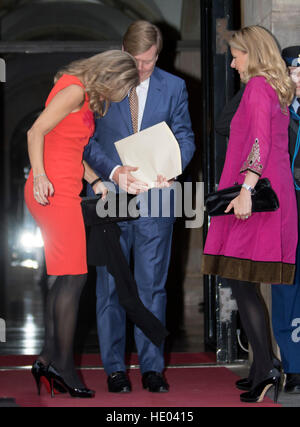 Amsterdam, Niederlande. 15. Dezember 2016. Königin Maxima (L-R), König Willem-Alexander und Prinzessin Mabel von den Niederlanden kommen bei der Zeremonie für den Prinz Claus Prize in Amsterdam, Niederlande, 15. Dezember 2016. --KEIN Draht-SERVICE - Foto: Albert Philip Van Der Werf/RoyalPress/Dpa/Alamy Live News Stockfoto