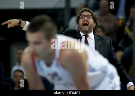 Nürnberg, Deutschland. 15. Dezember 2016. Bamberger Headcoach Andrea Trinchieri Gesten während der Basketball Euroleague zwischen Brose Bamberg und Anadolu Efes Istanbul in die Arena Nuremberh in Nürnberg, 15. Dezember 2016 übereinstimmen. Foto: Daniel Karmann/Dpa/Alamy Live News Stockfoto