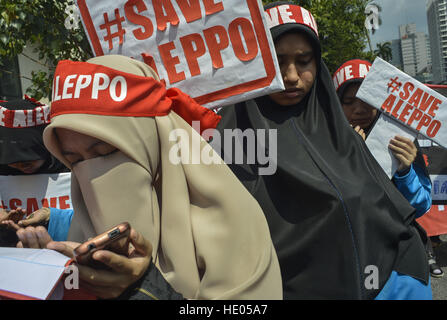 Kuala Lumpur, Malaysia. 16. Dezember 2016. Malaysische Muslim betet vor der russischen Botschaft in Kuala Lumpur und halten eine Plakate zu fordert die russische Regierung auf die Angriffe auf Aleppo zu stoppen. © Kepy/ZUMA Draht/Alamy Live-Nachrichten Stockfoto