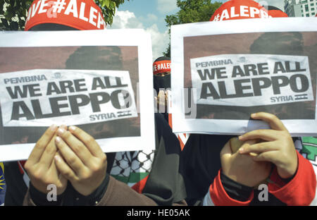 Kuala Lumpur, Malaysia. 16. Dezember 2016. Malaysische Muslim betet vor der russischen Botschaft in Kuala Lumpur und halten eine Plakate zu fordert die russische Regierung auf die Angriffe auf Aleppo zu stoppen. © Kepy/ZUMA Draht/Alamy Live-Nachrichten Stockfoto