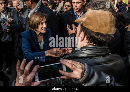 Barcelona, Spanien. 16. Dezember 2016.  Präsident des katalanischen Parlaments CARME FORCADELL grüßt einen unterstützenden Demonstrator, während sie der regionalen High Court umgeben von der Presse verlässt und Hunderte von Demonstranten nach geben gerichteten Vorwürfe des Ungehorsams Credit Beweis: Matthias Oesterle/Alamy Live News Stockfoto