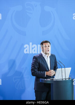 Berlin, Deutschland. 16. Dezember 2016. Besuch der griechische Premierminister Alexis Tsipras besucht eine gemeinsame Pressekonferenz mit Bundeskanzlerin Angela Merkel in Berlin, Hauptstadt der Bundesrepublik Deutschland am 16. Dezember 2016 (unsichtbaren). © Shan Yuqi/Xinhua/Alamy Live-Nachrichten Stockfoto