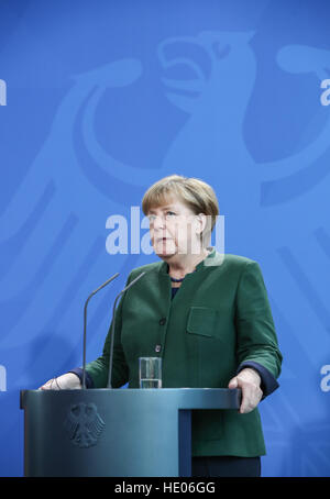 Berlin, Deutschland. 16. Dezember 2016. Bundeskanzlerin Angela Merkel besucht eine gemeinsame Pressekonferenz mit dem Besuch der griechischen Premierminister Alexis Tsipras (unsichtbaren) in Berlin, Hauptstadt der Bundesrepublik Deutschland am 16. Dezember 2016. © Shan Yuqi/Xinhua/Alamy Live-Nachrichten Stockfoto