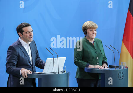 Berlin, Deutschland. 16. Dezember 2016. German chancellor Angela Merkel (R) und den griechischen Premierminister Alexis Tsipras Besuch teilnehmen eine gemeinsame Pressekonferenz in Berlin, Hauptstadt Deutschlands, am 16. Dezember 2016. © Shan Yuqi/Xinhua/Alamy Live-Nachrichten Stockfoto