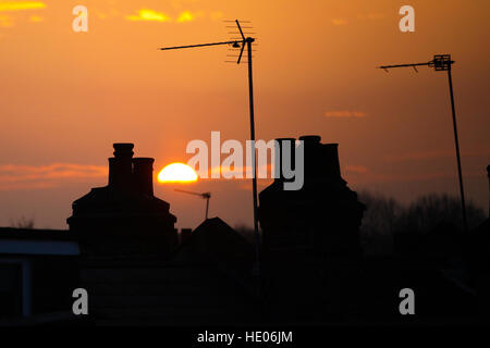 Nord-London, UK. 16. Dezember 2016. Silhouette der Schornsteine im Winter Golden Glow Sonnenuntergang über Nord-London. © Dinendra Haria/Alamy Live-Nachrichten Stockfoto