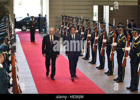 Tokio, Japan. 16. Dezember 2016. Der russische Präsident Vladimir Putin (Mitte L) und der japanische Premierminister Shinzo Abe (Mitte R) überprüfen eine Ehrengarde am Abe es offizielle Residenz in Tokio, Japan, 16. Dezember 2016. Der russische Präsident Vladimir Putin sagte am Freitag, dass der Inseln Streit zwischen Russland und Japan nicht bald gelöst werden kann. © Xinhua/Alamy Live-Nachrichten Stockfoto