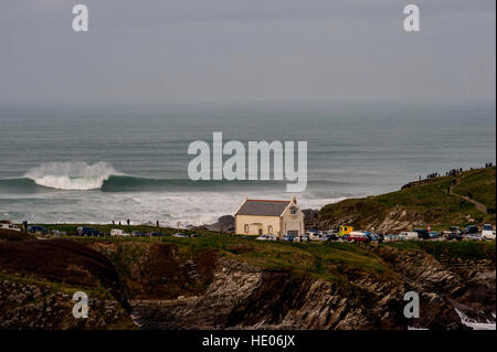 Cornwall, UK. 16. Dezember 2016. Das Wetter. Die größte surfbar Wellen der Welt traf das Cribbar in Newquay heute nach 15 ft Wellen der Küste von Cornwall, England, UK, 16. Dezember 2016 schlug. © MPAK/Alamy Live-Nachrichten Stockfoto