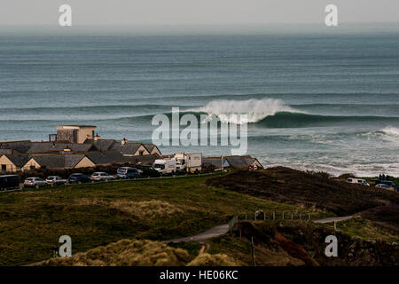 Cornwall, UK. 16. Dezember 2016. Das Wetter. Die größte surfbar Wellen der Welt traf das Cribbar in Newquay heute nach 15 ft Wellen der Küste von Cornwall, England, UK, 16. Dezember 2016 schlug. © MPAK/Alamy Live-Nachrichten Stockfoto