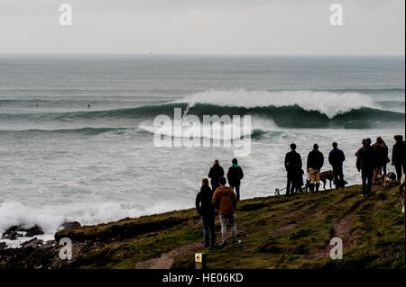 Cornwall, UK. 16. Dezember 2016. Das Wetter. Die größte surfbar Wellen der Welt traf das Cribbar in Newquay heute nach 15 ft Wellen der Küste von Cornwall, England, UK, 16. Dezember 2016 schlug. © MPAK/Alamy Live-Nachrichten Stockfoto