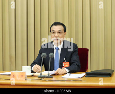 (161216)--Peking, 16. Dezember 2016 (Xinhua)--der chinesische Ministerpräsident Li Keqiang befasst sich mit der wirtschaftlichen Arbeit Zentralkonferenz in Peking, Hauptstadt von China. Die Konferenz fand in Peking vom Dez. 14 bis 16.  (Xinhua/Wang Ye) (Zhs) Stockfoto