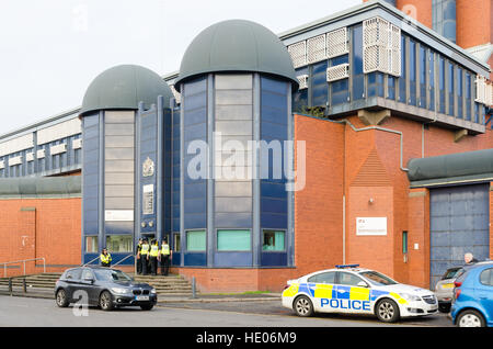 Notfall-Dienste außerhalb HMP Birmingham während eines Aufstandes am 16. Dezember 2016 Stockfoto