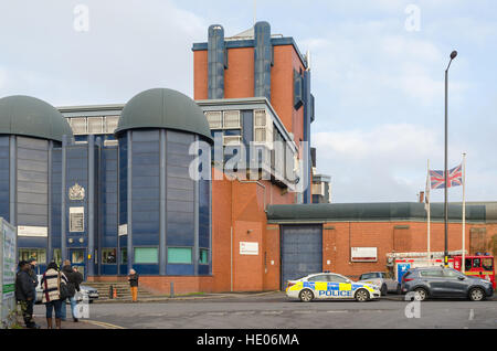 Notfall-Dienste außerhalb HMP Birmingham während eines Aufstandes am 16. Dezember 2016 Stockfoto