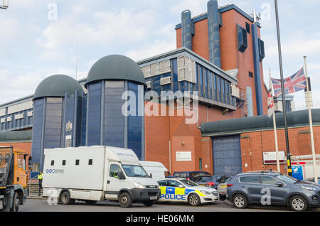 Notfall-Dienste außerhalb HMP Birmingham während eines Aufstandes am 16. Dezember 2016 Stockfoto