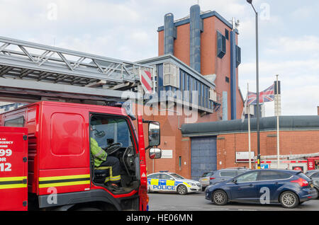 Notfall-Dienste außerhalb HMP Birmingham während eines Aufstandes am 16. Dezember 2016 Stockfoto