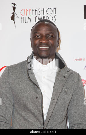 Beverly Hills, Kalifornien, USA. 15. Dezember 2016. Sänger Akon besucht 3rd Annual CineFashion Film Awards am Saban Theatre in Beverly Hills, Kalifornien, USA. © Sheri Determan/Alamy Live-Nachrichten Stockfoto