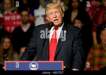 Hershey, Pennsyvlania, USA. 15. Dezember 2016. Gewählter Präsident Donald Trump und nachdem Mike Pence halten ein nach den Wahlen danke Tour Event im Giant Center in Hershey, PA. Bildnachweis: Bastiaan Slabbers/Alamy Live-Nachrichten Stockfoto