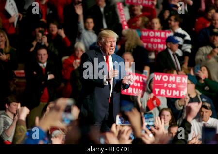 Hershey, Pennsyvlania, USA. 15. Dezember 2016. Gewählter Präsident Donald Trump und nachdem Mike Pence halten ein nach den Wahlen danke Tour Event im Giant Center in Hershey, PA. Bildnachweis: Bastiaan Slabbers/Alamy Live-Nachrichten Stockfoto