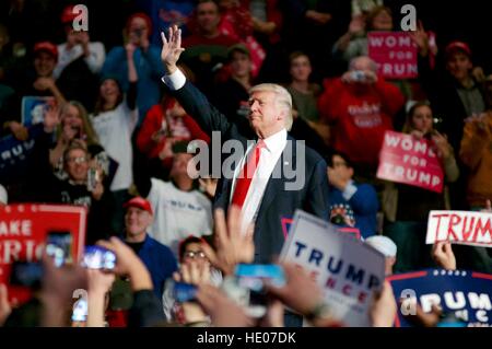 Hershey, Pennsyvlania, USA. 15. Dezember 2016. Gewählter Präsident Donald Trump und nachdem Mike Pence halten ein nach den Wahlen danke Tour Event im Giant Center in Hershey, PA. Bildnachweis: Bastiaan Slabbers/Alamy Live-Nachrichten Stockfoto