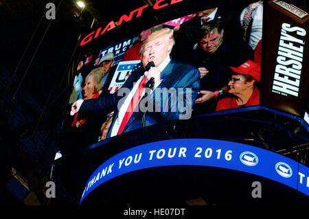 Hershey, Pennsyvlania, USA. 15. Dezember 2016. Gewählter Präsident Donald Trump erscheint auf dem Großbildschirm wie er eine Rede bei einer Nachwahl danke Tour Veranstaltung mit Nachdem Mike Pence im Giant Center in Hershey, PA gibt. Bildnachweis: Bastiaan Slabbers/Alamy Live-Nachrichten Stockfoto
