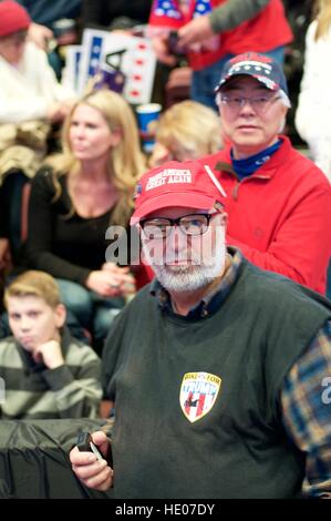 Hershey, Pennsyvlania, USA. 15. Dezember 2016. Gewählter Präsident Donald Trump und nachdem Mike Pence halten ein nach den Wahlen danke Tour Event im Giant Center in Hershey, PA. Bildnachweis: Bastiaan Slabbers/Alamy Live-Nachrichten Stockfoto