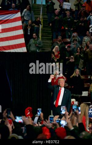 Hershey, Pennsyvlania, USA. 15. Dezember 2016. Gewählter Präsident Donald Trump und nachdem Mike Pence halten ein nach den Wahlen danke Tour Event im Giant Center in Hershey, PA. Bildnachweis: Bastiaan Slabbers/Alamy Live-Nachrichten Stockfoto