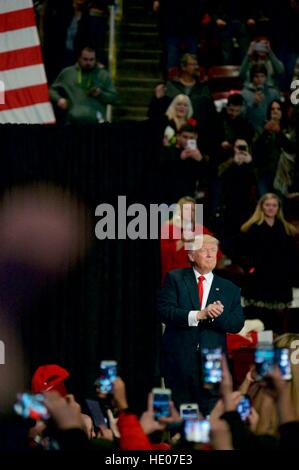 Hershey, Pennsyvlania, USA. 15. Dezember 2016. Gewählter Präsident Donald Trump und nachdem Mike Pence halten ein nach den Wahlen danke Tour Event im Giant Center in Hershey, PA. Bildnachweis: Bastiaan Slabbers/Alamy Live-Nachrichten Stockfoto