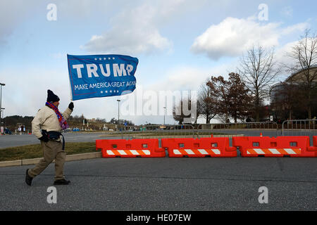 Hershey, Pennsyvlania, USA. 15. Dezember 2016. Fans warten in der Schlange in der bitteren Kälte, geben Sie vor einem nach den Wahlen danke Tour-Event der designierte Präsident Donald Trump und nachdem Mike Pence im Giant Center in Hershey, PA. Bildnachweis: Bastiaan Slabbers/Alamy Live-Nachrichten Stockfoto