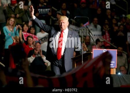 Hershey, Pennsyvlania, USA. 15. Dezember 2016. Gewählter Präsident Donald Trump und nachdem Mike Pence halten ein nach den Wahlen danke Tour Event im Giant Center in Hershey, PA. Bildnachweis: Bastiaan Slabbers/Alamy Live-Nachrichten Stockfoto