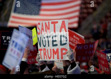 Hershey, Pennsyvlania, USA. 15. Dezember 2016. Gewählter Präsident Donald Trump und nachdem Mike Pence halten ein nach den Wahlen danke Tour Event im Giant Center in Hershey, PA. Bildnachweis: Bastiaan Slabbers/Alamy Live-Nachrichten Stockfoto