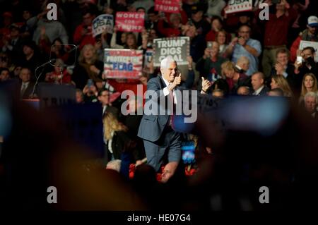 Hershey, Pennsyvlania, USA. 15. Dezember 2016. Gewählter Präsident Donald Trump und nachdem Mike Pence halten ein nach den Wahlen danke Tour Event im Giant Center in Hershey, PA. Bildnachweis: Bastiaan Slabbers/Alamy Live-Nachrichten Stockfoto