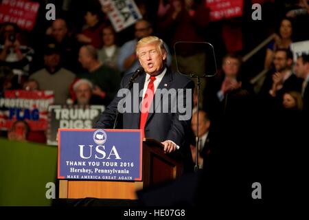 Hershey, Pennsyvlania, USA. 15. Dezember 2016. Gewählter Präsident Donald Trump und nachdem Mike Pence halten ein nach den Wahlen danke Tour Event im Giant Center in Hershey, PA. Bildnachweis: Bastiaan Slabbers/Alamy Live-Nachrichten Stockfoto