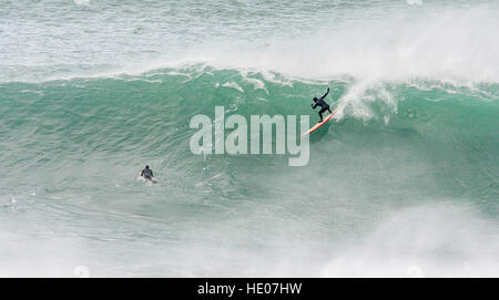 Newquay, Großbritannien. 16. Dezember 2016. Asurfer das Cribbar Reiten. Dies ist das erste Mal in dieser Wintersaison, die das Cribbar befahrbar gewesen ist. © Geoff Tydeman/Alamy Live-Nachrichten. Stockfoto