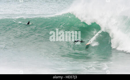 Newquay, Großbritannien. 16. Dezember 2016. Ein Surfer auf dem Cribbar auszulöschen. Dies ist das erste Mal in dieser Wintersaison, die das Cribbar befahrbar gewesen ist. © Geoff Tydeman/Alamy Live-Nachrichten. Stockfoto