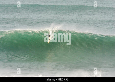 Newquay, Großbritannien. 16. Dezember 2016. Surfer Reiten das Cribbar Höhenunterschied. Dies ist das erste Mal in dieser Wintersaison, die das Cribbar befahrbar gewesen ist. © Geoff Tydeman/Alamy Live-Nachrichten. Stockfoto