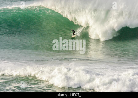 Newquay, Großbritannien. 16. Dezember 2016. Surfer Reiten das Cribbar. Dies ist das erste Mal in dieser Wintersaison, die das Cribbar befahrbar gewesen ist. © Geoff Tydeman/Alamy Live-Nachrichten. Stockfoto