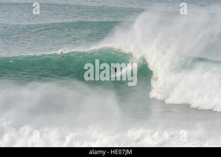 Newquay, Großbritannien. 16. Dezember 2016. Asurfer das Cribbar Reiten. Dies ist das erste Mal in dieser Wintersaison, die das Cribbar befahrbar gewesen ist. © Geoff Tydeman/Alamy Live-Nachrichten. Stockfoto