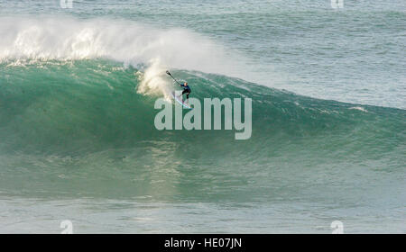 Newquay, Großbritannien. 16. Dezember 2016. Asurfer das Cribbar Reiten. Dies ist das erste Mal in dieser Wintersaison, die das Cribbar befahrbar gewesen ist. © Geoff Tydeman/Alamy Live-Nachrichten. Stockfoto