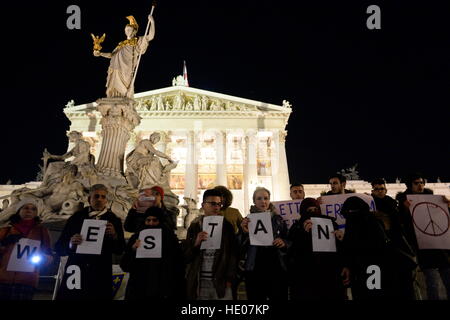 Wien, Österreich. 16. Dezember 2016.    Jede Stunde mehr Nachrichten und Hilferufe uns aus Aleppo erreichen, Berichterstattung schreckliche Gräueltaten in der Stadt, während die Welt still bleibt. Wir fühlen sich machtlos, während Kinder, Frauen, Männer, ältere Menschen und Verletzte sterben in Aleppo. Am allerwenigsten wollen wir ein Signal zum Gedenken an den Tod von so vielen und unsere Solidarität zeigen. Wir appellieren an die internationale Gemeinschaft und die österreichische Bundesregierung endlich Maßnahmen ergreifen um das Morden in Syrien ein Ende gesetzt und sichere Überfahrt nach Europa für Flüchtlinge sicherzustellen. © Franz Perc/Alamy Live-Nachrichten Stockfoto