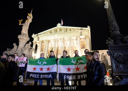 Wien, Österreich. 16. Dezember 2016.    Jede Stunde mehr Nachrichten und Hilferufe uns aus Aleppo erreichen, Berichterstattung schreckliche Gräueltaten in der Stadt, während die Welt still bleibt. Wir fühlen sich machtlos, während Kinder, Frauen, Männer, ältere Menschen und Verletzte sterben in Aleppo. Am allerwenigsten wollen wir ein Signal zum Gedenken an den Tod von so vielen und unsere Solidarität zeigen. Wir appellieren an die internationale Gemeinschaft und die österreichische Bundesregierung endlich Maßnahmen ergreifen um das Morden in Syrien ein Ende gesetzt und sichere Überfahrt nach Europa für Flüchtlinge sicherzustellen. © Franz Perc/Alamy Live-Nachrichten Stockfoto