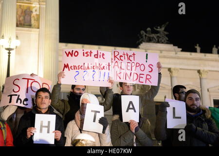 Wien, Österreich. 16. Dezember 2016.    Jede Stunde mehr Nachrichten und Hilferufe uns aus Aleppo erreichen, Berichterstattung schreckliche Gräueltaten in der Stadt, während die Welt still bleibt. Wir fühlen sich machtlos, während Kinder, Frauen, Männer, ältere Menschen und Verletzte sterben in Aleppo. Am allerwenigsten wollen wir ein Signal zum Gedenken an den Tod von so vielen und unsere Solidarität zeigen. Wir appellieren an die internationale Gemeinschaft und die österreichische Bundesregierung endlich Maßnahmen ergreifen um das Morden in Syrien ein Ende gesetzt und sichere Überfahrt nach Europa für Flüchtlinge sicherzustellen. © Franz Perc/Alamy Live-Nachrichten Stockfoto