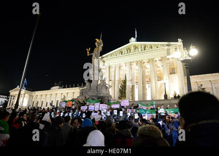 Wien, Österreich. 16. Dezember 2016.    Jede Stunde mehr Nachrichten und Hilferufe uns aus Aleppo erreichen, Berichterstattung schreckliche Gräueltaten in der Stadt, während die Welt still bleibt. Wir fühlen sich machtlos, während Kinder, Frauen, Männer, ältere Menschen und Verletzte sterben in Aleppo. Am allerwenigsten wollen wir ein Signal zum Gedenken an den Tod von so vielen und unsere Solidarität zeigen. Wir appellieren an die internationale Gemeinschaft und die österreichische Bundesregierung endlich Maßnahmen ergreifen um das Morden in Syrien ein Ende gesetzt und sichere Überfahrt nach Europa für Flüchtlinge sicherzustellen. © Franz Perc/Alamy Live-Nachrichten Stockfoto