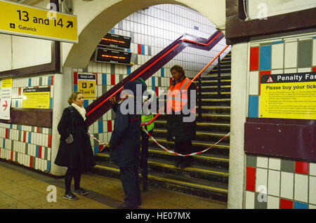 London, UK. 16. Dezember 2016. Weihnachten Weihnachtslieder und Streiks am Bahnhof Clapham Junction 9 Tage vor Weihnachten, wie Souther Schiene am dritten Tag ihres Streiks umzusetzen. Bildnachweis: JOHNNY ARMSTEAD/Alamy Live-Nachrichten Stockfoto