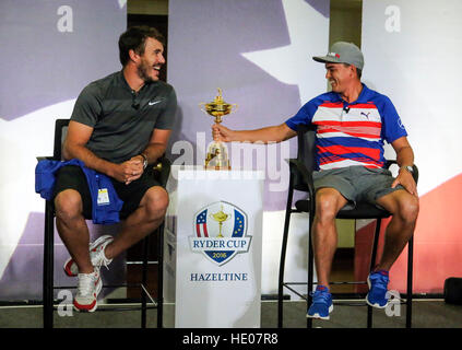 Palm Beach Gardens, Florida, USA. 18. Oktober 2016. US Ryder Cup Golfer RICKIE FOWLER (R) vorgibt, bei der Ryder Cup Trophy zu reißen, wenn er und sein Teamkollege, BROOKS KOEPKA, einer ehemaligen Kardinal Newman Grad erfahren, dass jeder Spieler im Team eine Möglichkeit, die Trophäe mit nach Hause nehmen muss. Die Spieler waren ein Ryder Cup Trophy fest im PGA Hauptquartier in Palm Beach Gardens Dienstag, 18. Oktober 2016 beteiligt. (Kredit-Bild: © Allen Eyestone/das Palm Beach Post über ZUMA Press) Stockfoto