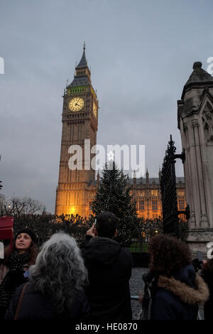 London, UK. 16. Dezember 2016. Weihnachtsschmuck im Zentrum von London. Big Ben und Weihnachtsbaum. © Claire Doherty/Alamy Live News Stockfoto