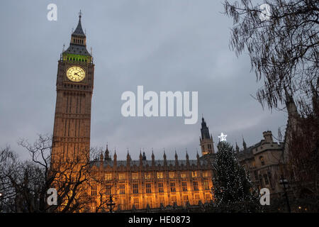 London, UK. 16. Dezember 2016. Weihnachtsschmuck im Zentrum von London. Big Ben und Weihnachtsbaum. © Claire Doherty/Alamy Live News Stockfoto
