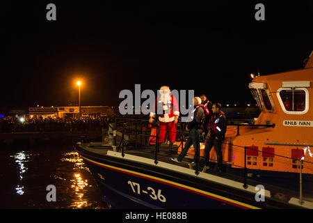 Newlyn, Cornwall, UK. 16. Dezember 2016. Die jährliche Einschalten der Newlyn Harbour Lights, gekennzeichnet durch die Ankunft des Weihnachtsmanns auf der RNLI-Rettungsboot ankommen. Stockfoto