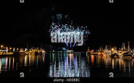 Newlyn, Cornwall, UK. 16. Dezember 2016. Die jährliche Einschalten der Newlyn Harbour Lights, gekennzeichnet durch die Ankunft des Weihnachtsmanns auf der RNLI-Rettungsboot ankommen. Stockfoto