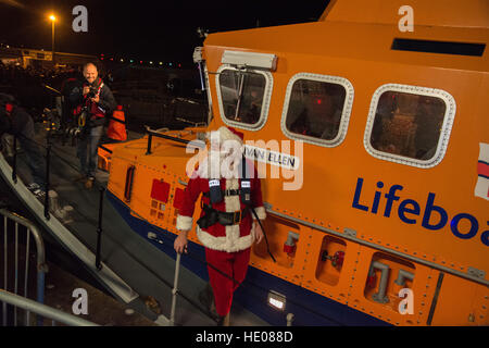 Newlyn, Cornwall, UK. 16. Dezember 2016. Die jährliche Einschalten der Newlyn Harbour Lights, gekennzeichnet durch die Ankunft des Weihnachtsmanns auf der RNLI-Rettungsboot ankommen. Stockfoto