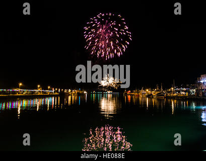 Newlyn, Cornwall, UK. 16. Dezember 2016. Die jährliche Einschalten der Newlyn Harbour Lights, gekennzeichnet durch die Ankunft des Weihnachtsmanns auf der RNLI-Rettungsboot ankommen. Stockfoto